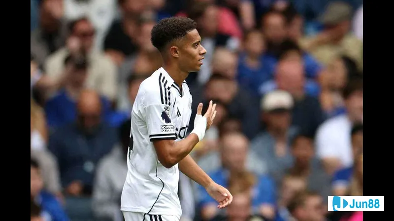 Bức ảnh trận đấu giữa Nordia Jerusalem và Shimshon Tel Aviv, với cầu thủ bắt bóng trước…