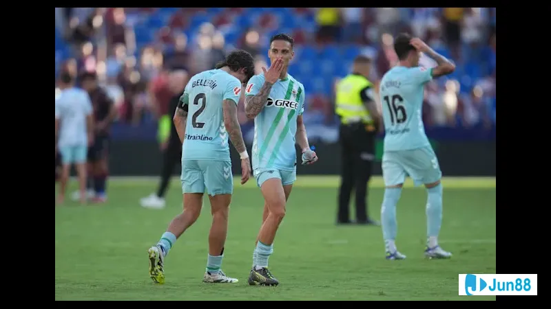 Cầu thủ Real Betis điều chỉnh bóng trước sự áp đảo của cầu thủ Nottingham Cầu thủ Real Betis điều chỉnh bóng trước sự áp đảo của cầu thủ Nottingham