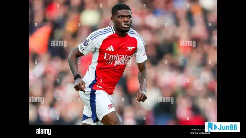 Cầu thủ Arsenal với sự quyết tâm vượt qua hậu vệ West Ham để tiến vào vòng cấm đối phương.