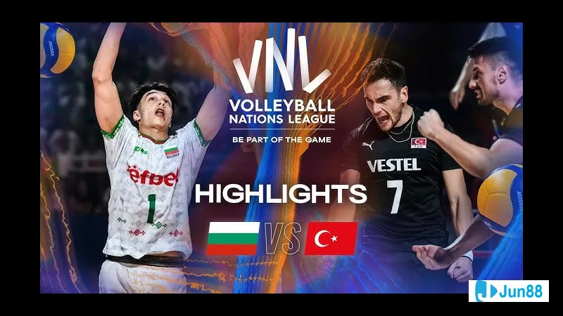 Cầu thủ Bulgaria ghi bàn trước Thổ Nhĩ Kỳ trong trận đấu quyết liệt