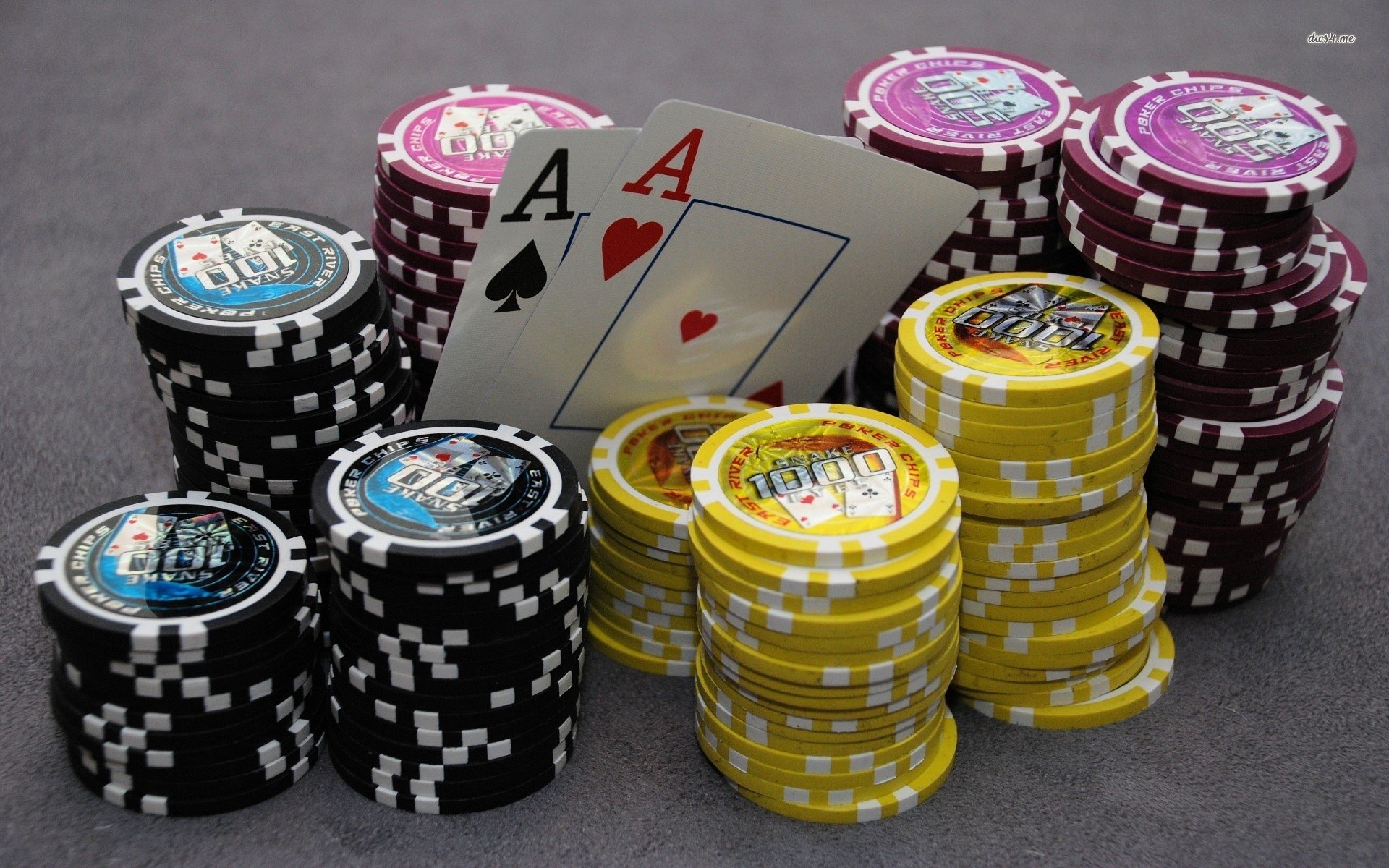 Đâu là sự khác biệt giữa Poker trực tuyến và truyền thống? 4 phân biệt sự khác biệt giữa Poker trực tuyến và truyền thống